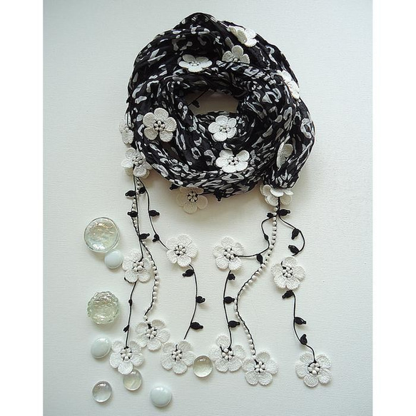 刺繍のお花付き　シルクスカーフのロングラリエット　ブラック＆ホワイト 4枚目の画像