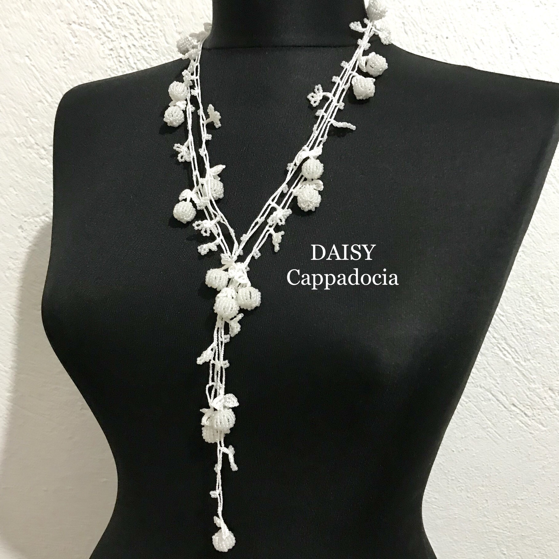 ビーズとレースのラリエット「ベリー」ホワイト