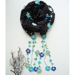 刺繍のお花付き　シルクスカーフのロングラリエット　ブラック 2枚目の画像
