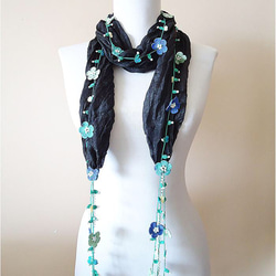 刺繍のお花付き　シルクスカーフのロングラリエット　ブラック 3枚目の画像