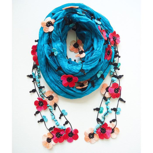 刺繍のお花とトルコ石付き　シルクスカーフのロングラリエット　ブルー 1枚目の画像