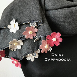 羊絨披肩刺繡花卉「雛菊」圖案炭灰色 第2張的照片