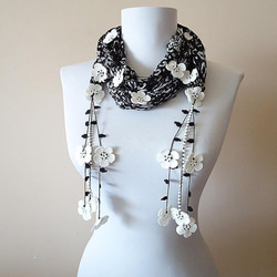 刺繍のお花つき　シルクスカーフのロングラリエット　ブラック＆ホワイト 1枚目の画像