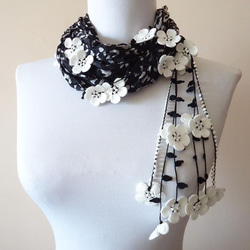 刺繍のお花つき　シルクスカーフのロングラリエット　ブラック＆ホワイト 2枚目の画像