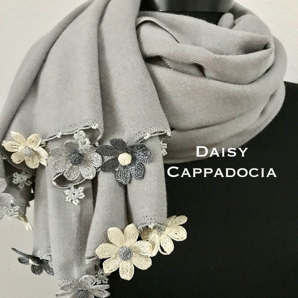 灰色混合“Daisy”花朵刺繡 Pashmina 披肩 第1張的照片