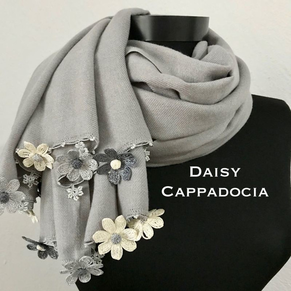 灰色混合“Daisy”花朵刺繡 Pashmina 披肩 第3張的照片