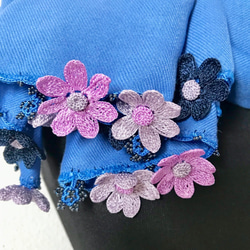 刺繍のお花つき　パシュミナストール「デイジー」ブルー 2枚目の画像