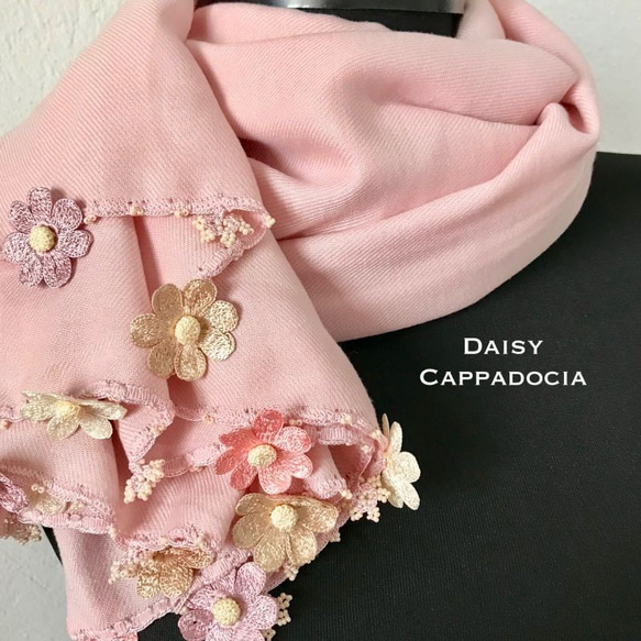 粉色和米色“雛菊”花朵刺繡羊絨披肩 第2張的照片