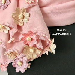 粉色和米色“雛菊”花朵刺繡羊絨披肩 第3張的照片