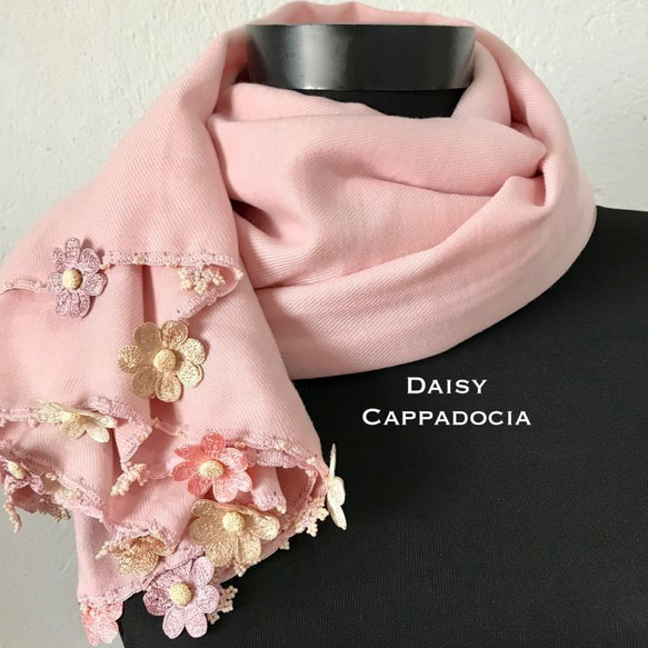 粉色和米色“雛菊”花朵刺繡羊絨披肩 第1張的照片