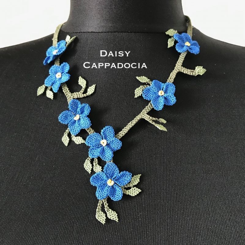 立体刺繍のネックレス　プルメリア　ブルー