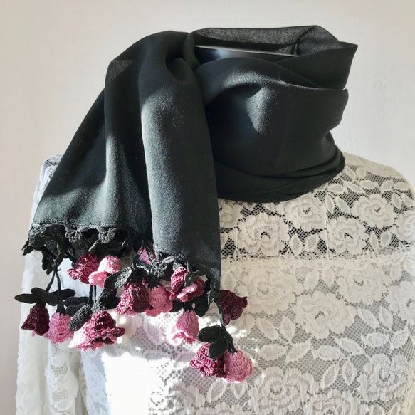 3D 花朵刺繡棉質披肩，黑色 第1張的照片