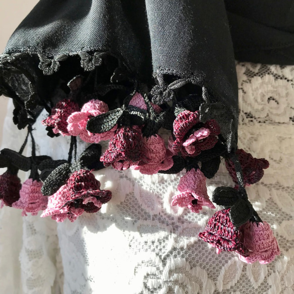 3D 花朵刺繡棉質披肩，黑色 第2張的照片
