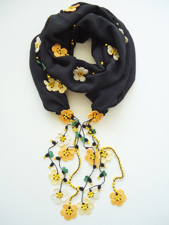 刺繍のお花付き　シフォンスカーフのロングラリエット　ブラック＆イエロー 3枚目の画像
