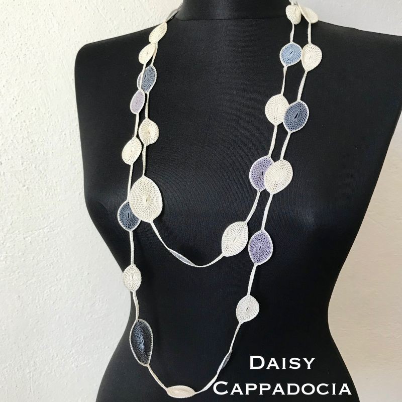 モダンレース編みのラリエット「ドロップ」グレーミックス