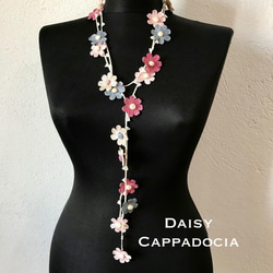 お花の刺繍ラリエット　デイジー　ピンク＆グレー 1枚目の画像