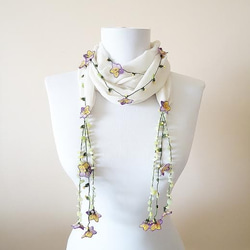 刺繍のお花付き　シフォンスカーフのロングラリエット　クリームと紫のお花 1枚目の画像