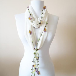 刺繍のお花付き　シフォンスカーフのロングラリエット　クリームと紫のお花 3枚目の画像