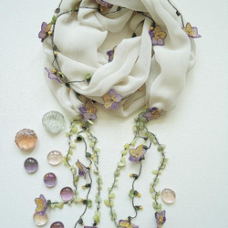 刺繡花朵和紫色花朵的長版奶油蛋捲雪紡圍巾 第5張的照片