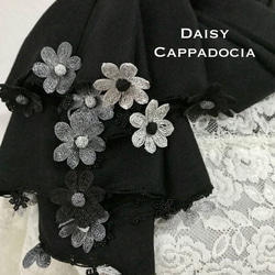 刺繍のお花つき　パシュミナストール「デイジー」ブラック 2枚目の画像