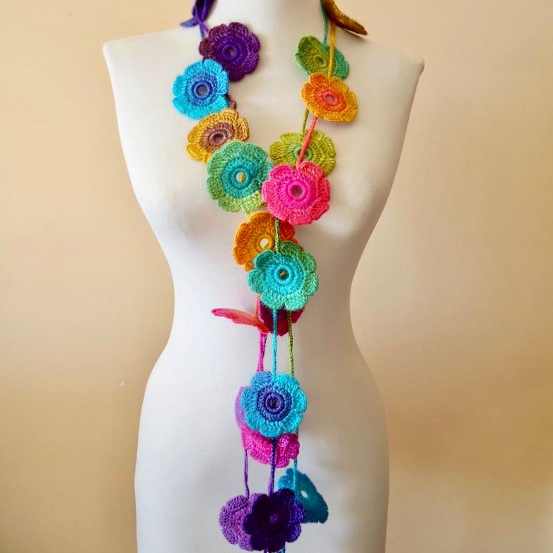 フラワーモチーフのマフラー　カラフル