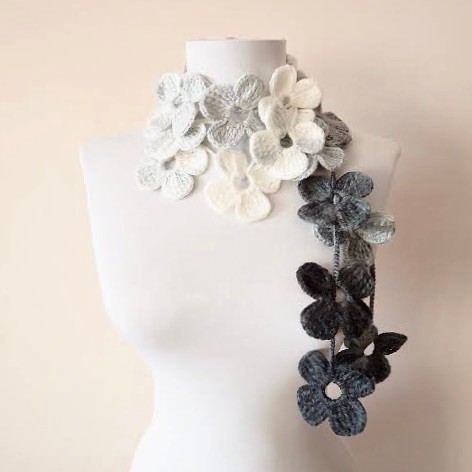 クローバーのマフラー　グレーミックス