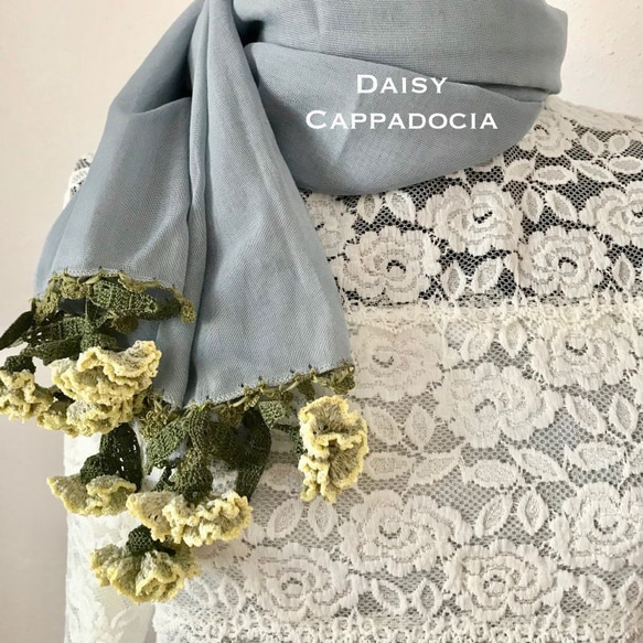 繡花棉布攤，淺灰色和康乃馨 第3張的照片