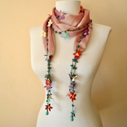 雪紡圍巾長繡花花朵和綠松石粉紅色 第2張的照片