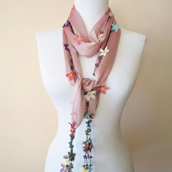 雪紡圍巾長繡花花朵和綠松石粉紅色 第3張的照片