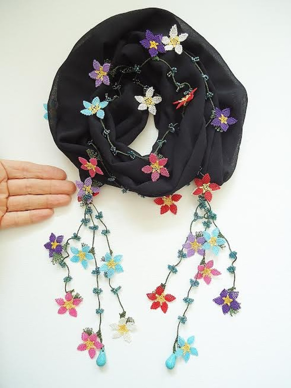 刺繍のお花とトルコ石付き　シフォンスカーフのロングラリエット　ブラック 3枚目の画像