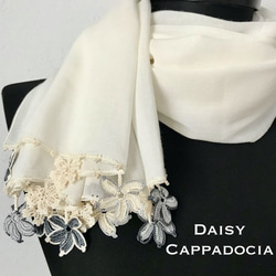 有機棉繡花圍巾（100% 棉）白色和灰色混合 第1張的照片