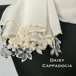有機棉繡花圍巾（100% 棉）白色和灰色混合 第2張的照片