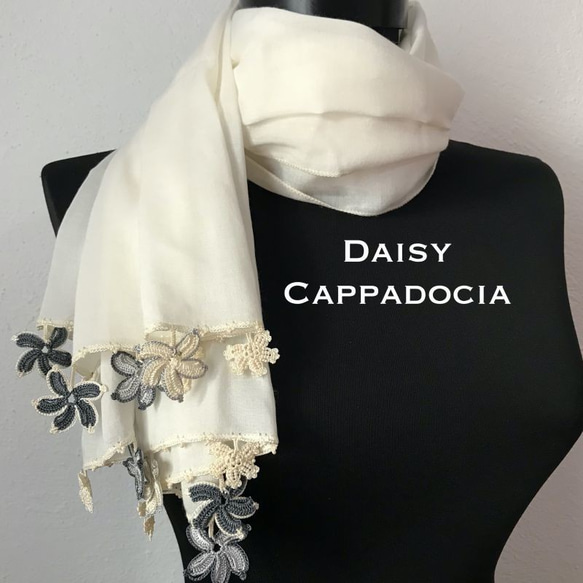 有機棉繡花圍巾（100% 棉）白色和灰色混合 第3張的照片
