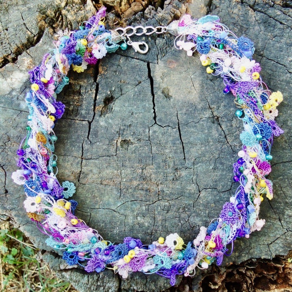 ビジューの刺繡ネックレス　フラワー・ジュエル　ラベンダー