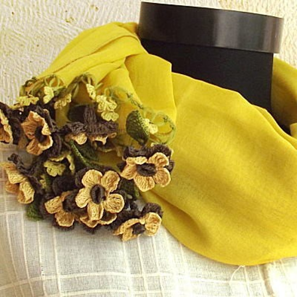 立体刺繍の花付き　コットンストール　マスタード 1枚目の画像