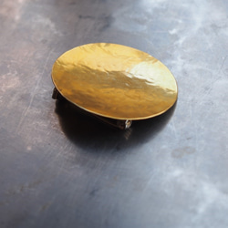 真鍮鎚目 満月ブローチ 3枚目の画像