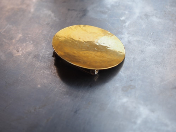 真鍮鎚目 満月ブローチ 3枚目の画像