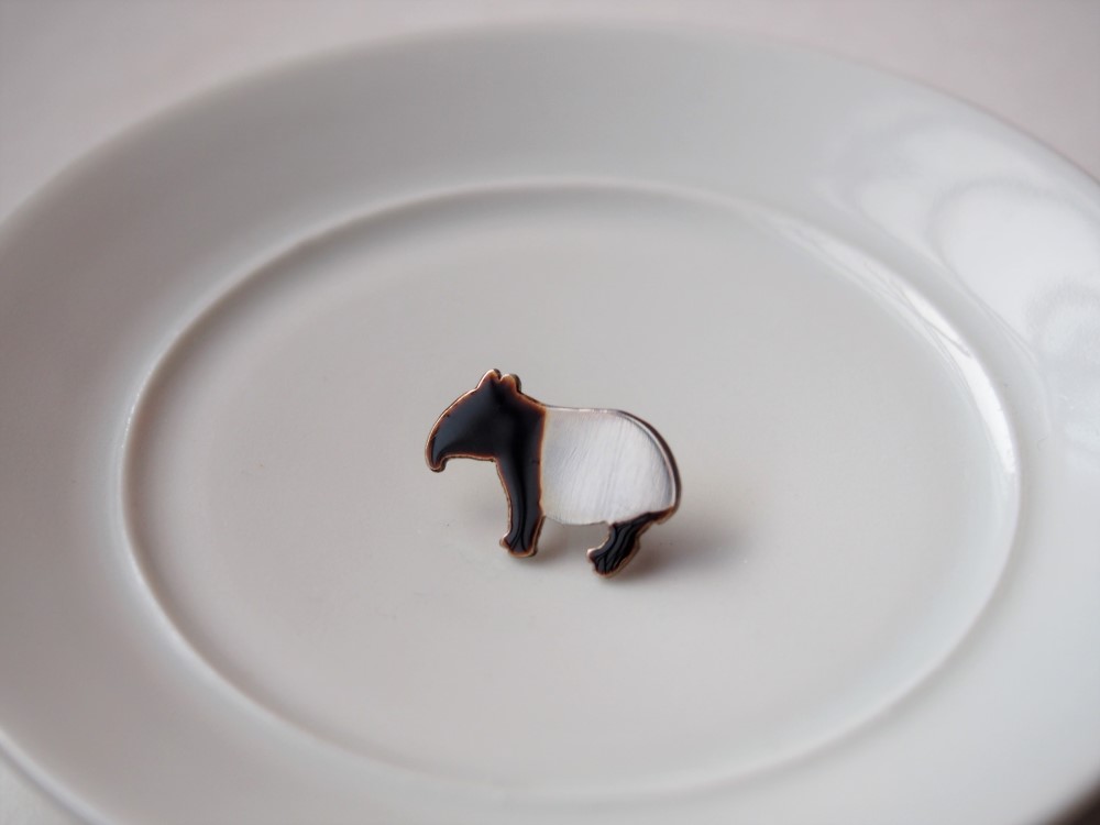 豆粒サイズのマレーバクピンバッチ