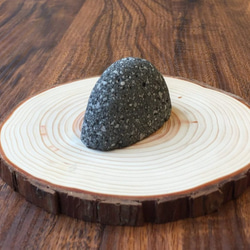 おうちでロックバランシング！石ころと丸太輪切りの『宅積み用石花台』マルタ座 3枚目の画像