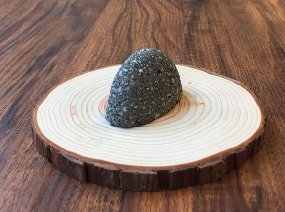 おうちでロックバランシング！石ころと丸太輪切りの『宅積み用石花台』マルタ座 3枚目の画像