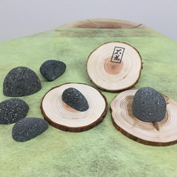 おうちでロックバランシング！石ころと丸太輪切りの『宅積み用石花台』マルタ座 4枚目の画像