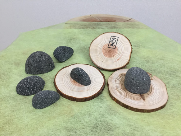 おうちでロックバランシング！石ころと丸太輪切りの『宅積み用石花台』マルタ座 4枚目の画像