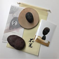 おうちでロックバランシング！石ころと丸太輪切りの『宅積み用石花台』マルタ座 5枚目の画像