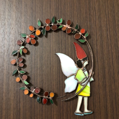 プチステンドグラス　木の実 秋、冬越えて春支度。 四季の妖精 フェアリー 赤い木の実のリース