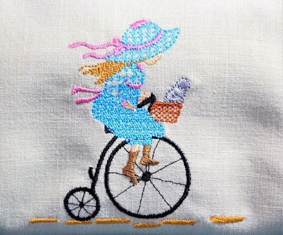 自転車に乗った少女　両面刺繡　リネン　ワイヤーポーチ 5枚目の画像