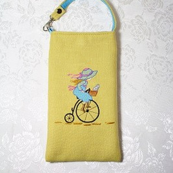 スマートフォンケースorポーチ　自転車に乗った少女　両面刺繡　イエローリネン 1枚目の画像