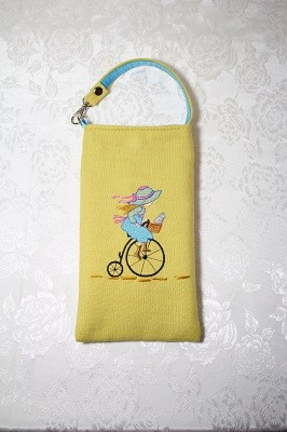 スマートフォンケースorポーチ　自転車に乗った少女　両面刺繡　イエローリネン 1枚目の画像
