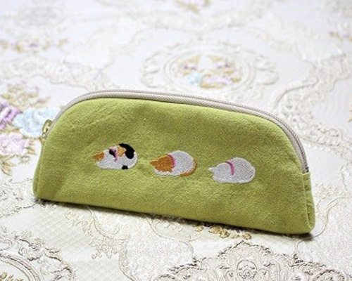 手刺繍入　貝ボタン付き メガネケース/ペンケース【猫画伯】 手刺繍入 貝ボタン付き メガネケース/ペンケース【猫画伯】