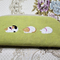 猫のペンケースor眼鏡ケース　両面刺繡　お眠り猫 3枚目の画像