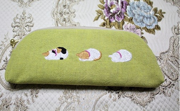 猫のペンケースor眼鏡ケース　両面刺繡　お眠り猫 3枚目の画像
